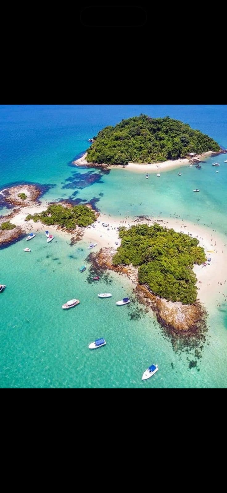 Vista aérea de pequenas ilhas com praias claras e água turquesa na Costa Verde